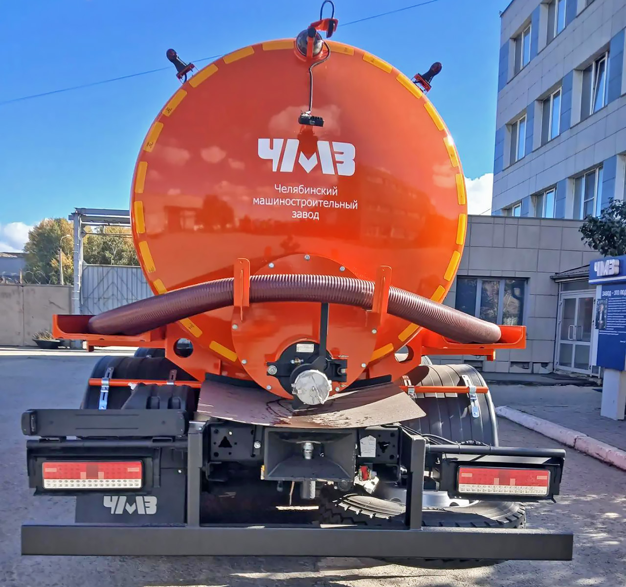 Автоцистерна вакуумная АВ-10 в наличии в Красноярске - вид с зади