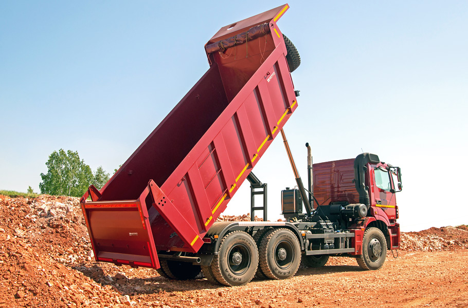 КАМАЗ 6580 с поднятым самосвальной платформой