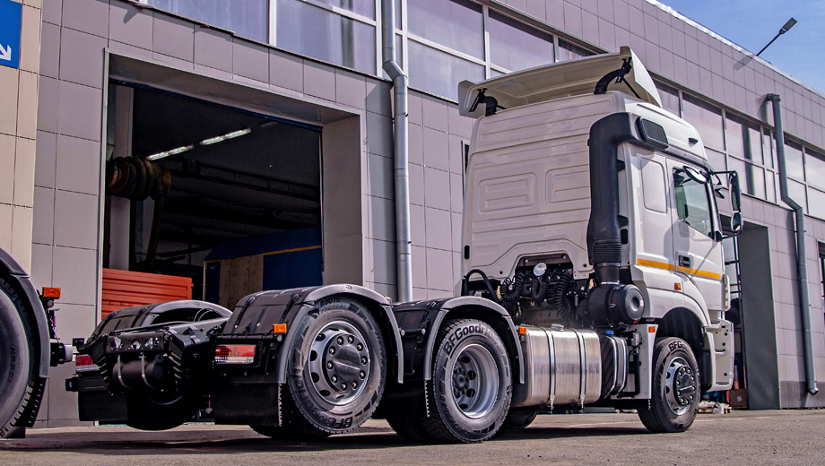 Тягач грузовик с ленивцем