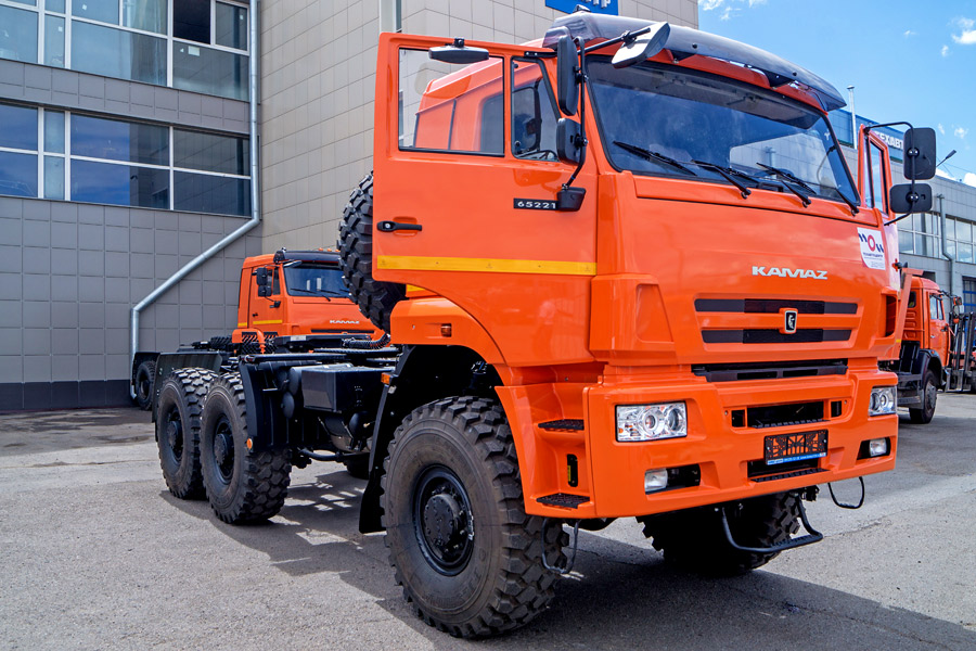 Тягач КАМАЗ-65221