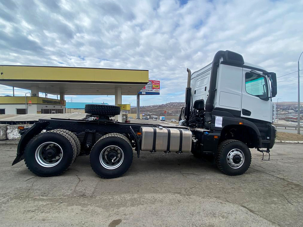 Тягач КАМАЗ-65955З 6х6 в Красноярске - вид с боку - профиль